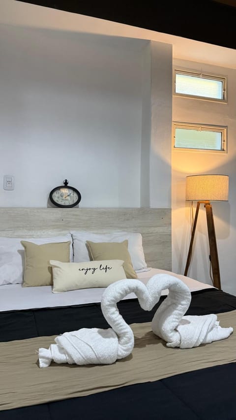 Bed, towels