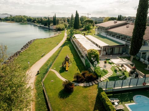 Property building, Restaurant/places to eat, Day, Natural landscape, Bird's eye view, Garden, Other, Garden view, Lake view, Pool view, Swimming pool