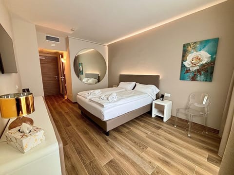 Bed, Photo of the whole room, towels, air conditioner