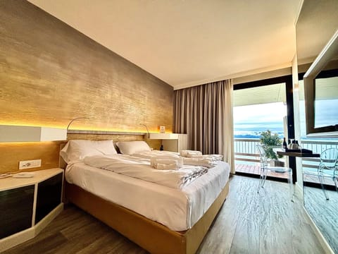 Bed, Lake view, Mountain view