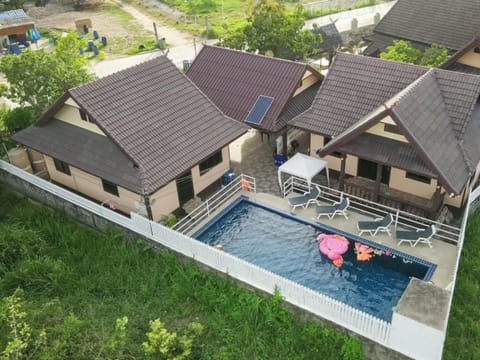 Property building, Day, Pool view, Swimming pool, Swimming pool, sunbed