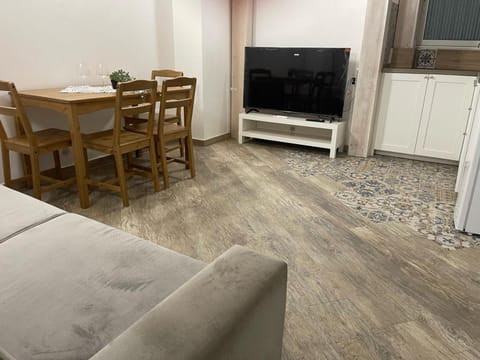 Communal lounge/ TV room, TV and multimedia, Living room, Dining area
