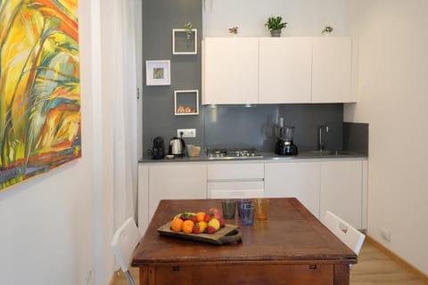 Coffee/tea facilities, Kitchen or kitchenette, Food and drinks, Dining area, stove, toaster