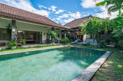 Property building, Garden, Garden view, Pool view, Swimming pool, Parking, sunbed