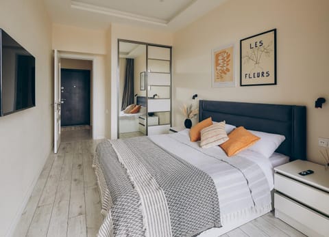 Bed, TV and multimedia, Photo of the whole room, Bedroom, wardrobe