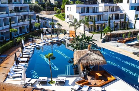 Property building, Patio, Day, City view, Pool view, Swimming pool, sunbed