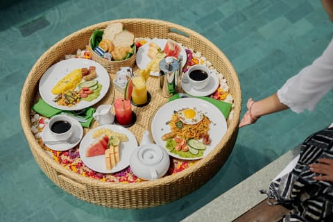 Pool view, Breakfast