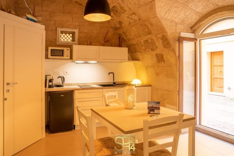 Kitchen or kitchenette, Dining area, stove