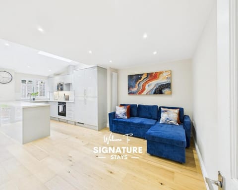 Kitchen or kitchenette, Living room, Seating area, oven