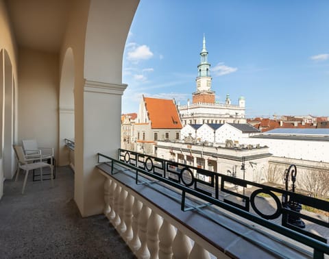 View (from property/room), Balcony/Terrace, City view