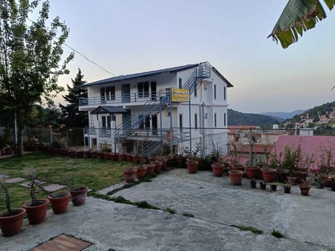 Property building, Spring, Day, Natural landscape, Garden, Garden, Balcony/Terrace, Garden view, Mountain view
