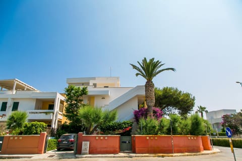 Property building, Facade/entrance, Parking