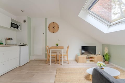 TV and multimedia, Kitchen or kitchenette, Living room, Seating area, Dining area