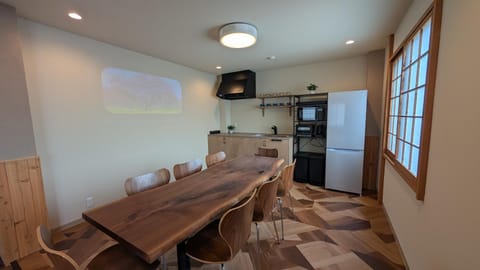 Kitchen or kitchenette, Dining area, minibar, oven, stove