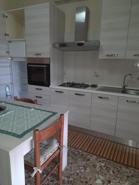 Kitchen or kitchenette, Dining area, stove