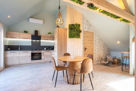 Kitchen or kitchenette, Living room, Seating area, Dining area, oven, pet friendly, stove