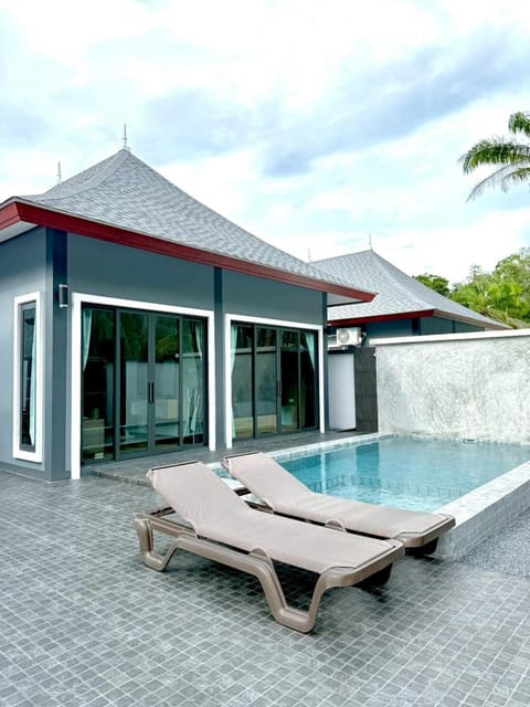 Property building, Swimming pool, sunbed