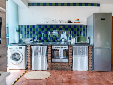 Kitchen or kitchenette, oven, pet friendly, stove, washing machine