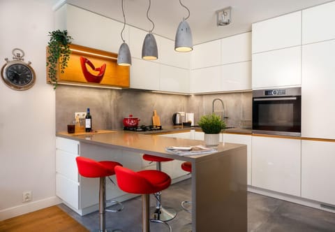 Coffee/tea facilities, Kitchen or kitchenette, Dining area, dishwasher, stove
