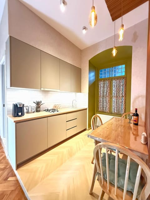 Kitchen or kitchenette, Dining area