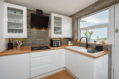 Coffee/tea facilities, oven, stove, kitchen