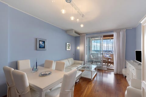 Property building, Balcony/Terrace, Dining area, Sea view