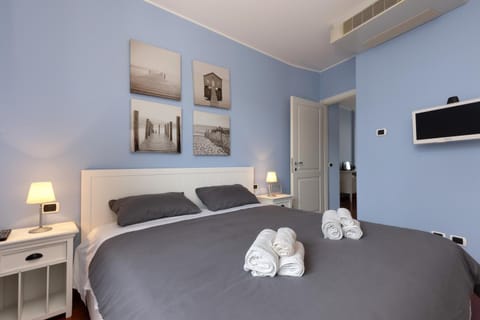 Bed, TV and multimedia, Photo of the whole room, Bedroom, furniture, wardrobe, air conditioner