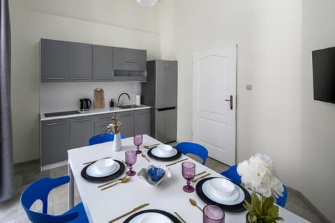 Coffee/tea facilities, Kitchen or kitchenette, Dining area, stove