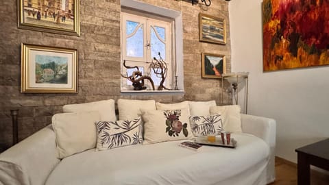 Living room, Decorative detail, Seating area