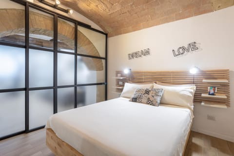 Bed, Photo of the whole room, Bedroom, Text overlay, heating, internet, wardrobe