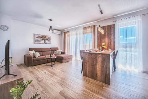 TV and multimedia, Living room, Decorative detail, Seating area, Dining area