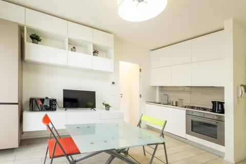 TV and multimedia, Coffee/tea facilities, Kitchen or kitchenette, Living room, Seating area, Dining area, oven, stove