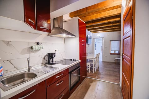 Kitchen or kitchenette, Dining area, stove