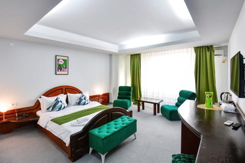 Bed, Photo of the whole room, Seating area, Bedroom