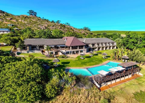 Property building, Spring, Day, Natural landscape, Bird's eye view, Garden, Garden view, Mountain view, Pool view, Swimming pool, Swimming pool, sunbed