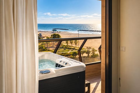 Hot Tub, View (from property/room), Balcony/Terrace