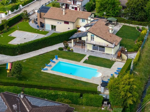 Property building, Day, Neighbourhood, Natural landscape, Bird's eye view, Garden, Garden view, Pool view, Street view, Swimming pool, sunbed