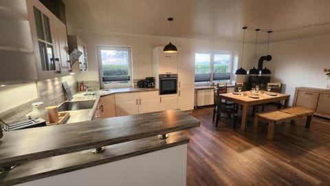 Kitchen or kitchenette, Seating area, Dining area, pet friendly, stove