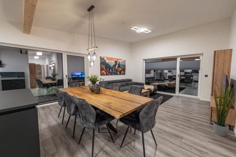 TV and multimedia, Kitchen or kitchenette, Dining area, oven