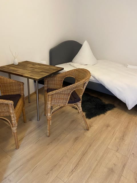 Bed, Photo of the whole room, Seating area, Dining area, Bedroom