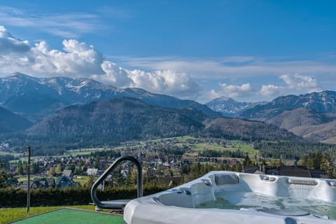 Nearby landmark, Day, Natural landscape, Hot Tub, Mountain view