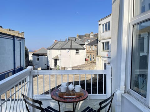 Property building, Patio, Balcony/Terrace