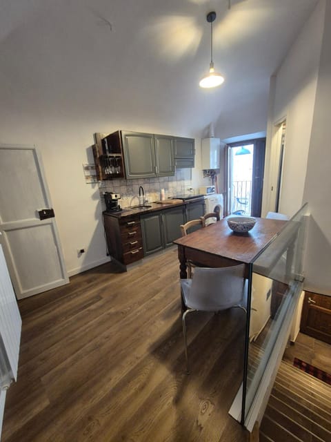 Kitchen or kitchenette, Dining area, oven, stove
