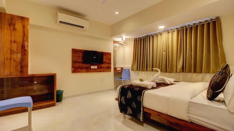Communal lounge/ TV room, Bed, TV and multimedia, Living room, Photo of the whole room, Seating area, Evening entertainment, Bedroom, air conditioner