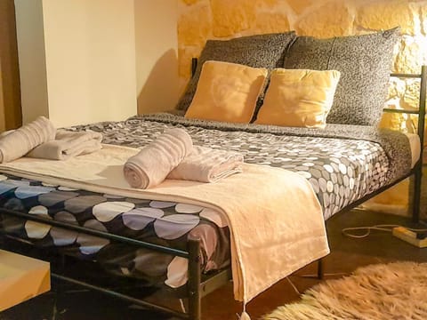 Bed, Bedroom, towels