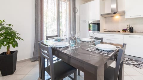 Kitchen or kitchenette, Dining area, stove