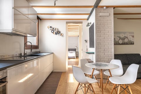 Kitchen or kitchenette, Living room, Seating area, Dining area