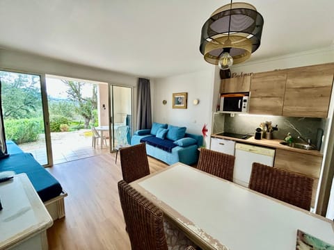 Les Restanques Lavandes 2009 rez de jardin Apartment in Grimaud