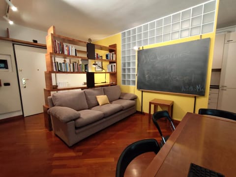 Bed, Library, TV and multimedia, Living room, Seating area