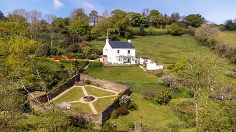 18th-Century Farmhouse with Countryside Views Country House in England
